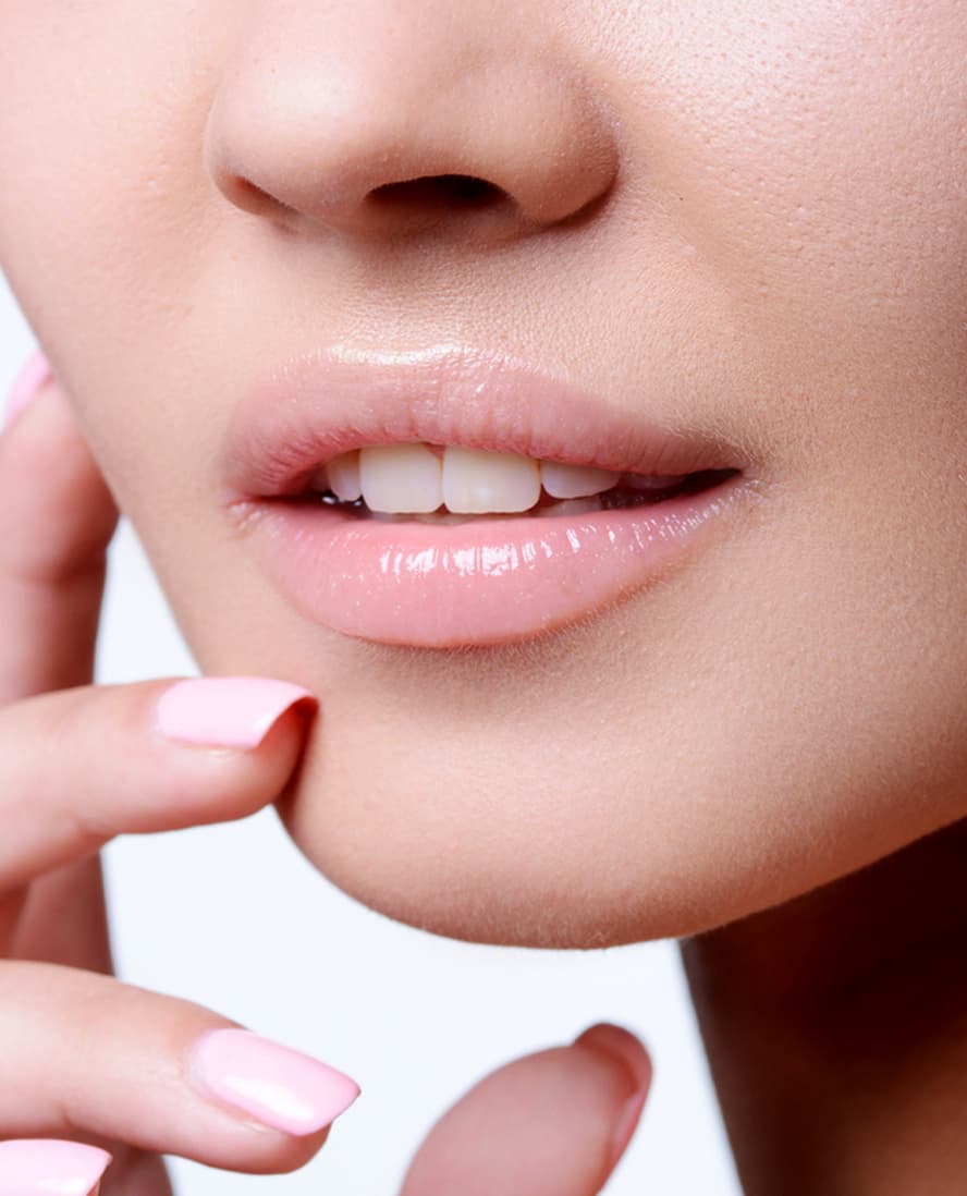 Brightens Dark-Looking Lips